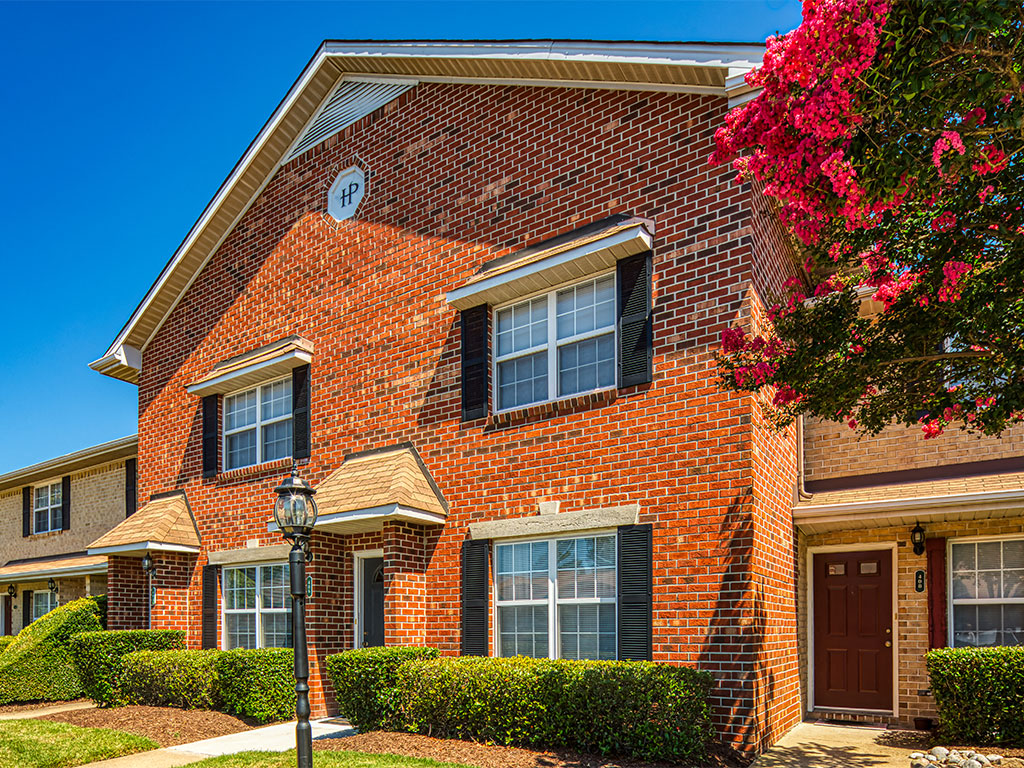 Exterior of Holly Point Apartments in Chesapeake VA