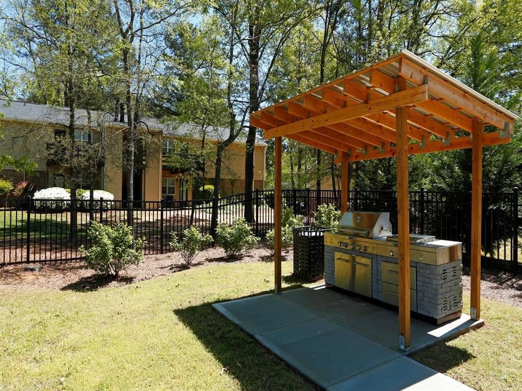 North Oaks Landing Apartment Grill Area