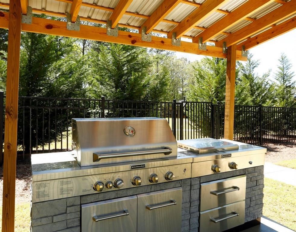 North Oaks Landing Apartment Grills