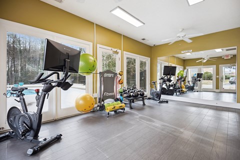 the gym at the landing at pullman apartments in pullman