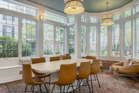A dining room with a round table and chairs. at Times Square, Ohio