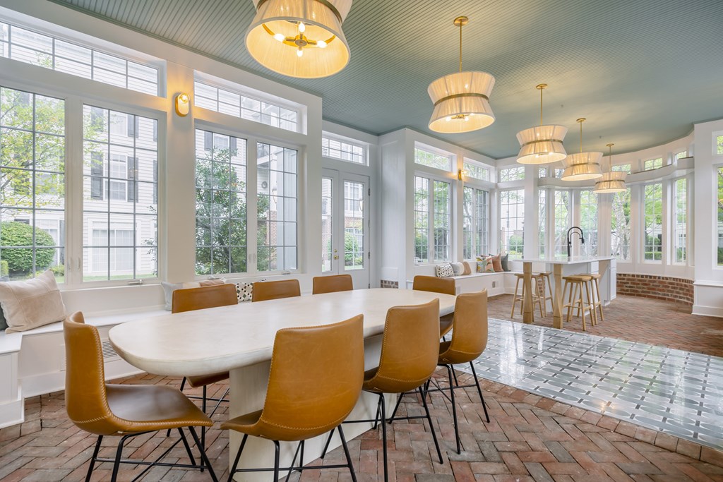 A dining room with a white table and chairs. at Times Square, Ohio, 43016