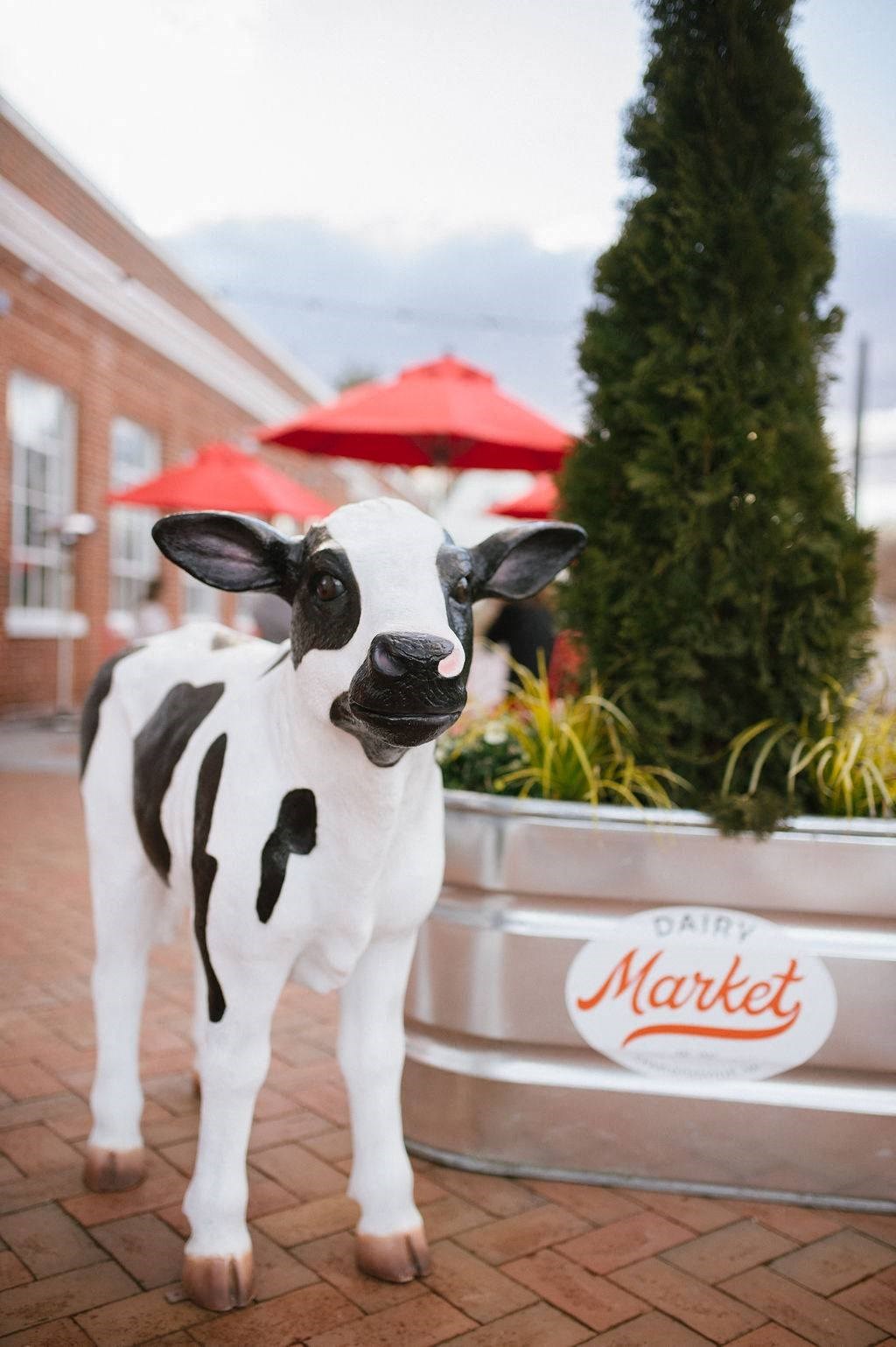 Cow statue at 10 & Dairy
