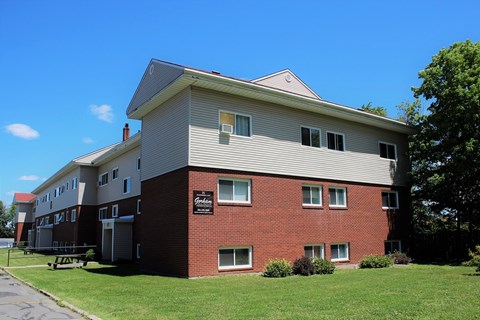 A building with a sign that says "The Inn" on it.