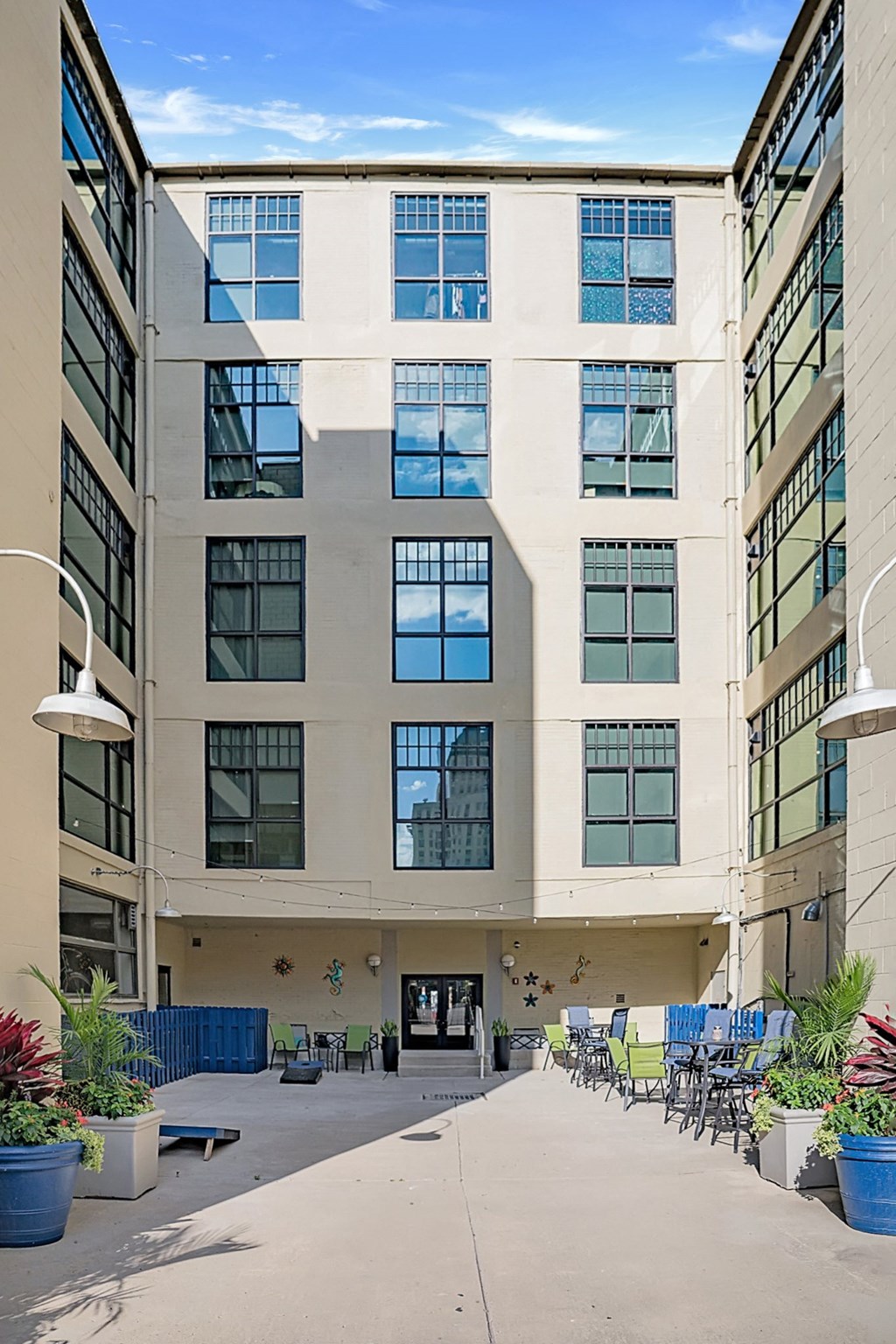Courtyard with seating and potted plants at St. Clair Lofts in Dayton, OH