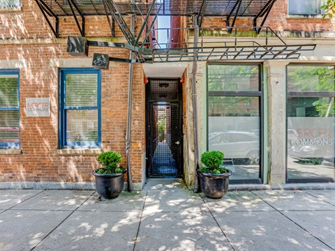 A brick building with a sign that says "Mercer Commons" on it.
