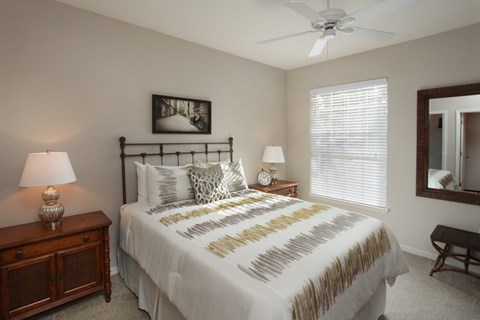 Large bedrooms with ceiling fan (Signature Series)