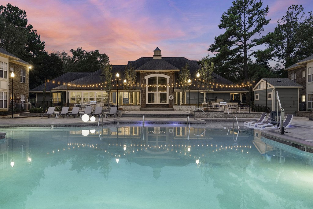 Saltwater pool with sunshelf and WiFi during sunset