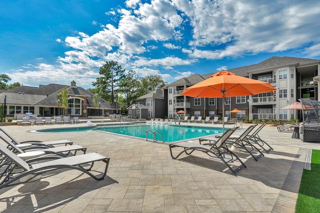 Saltwater pool with sunshelf and WiFi