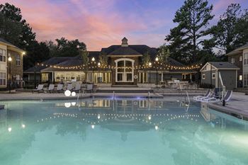 Saltwater pool with sunshelf and Wi-Fi