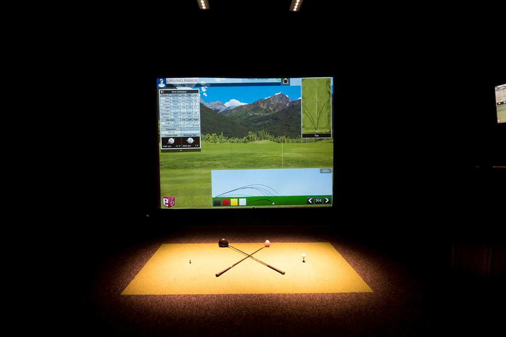 Entertainment lounge with virtual golf simulator exclusive to Four Seasons 4