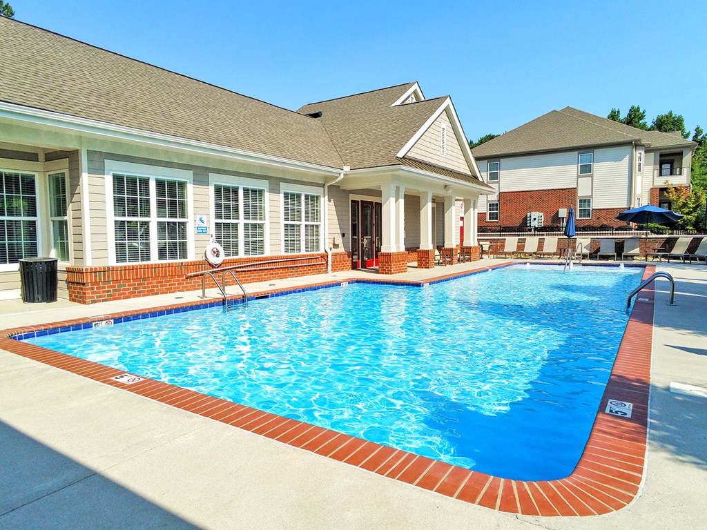 Pool with sunshelf and bubblers