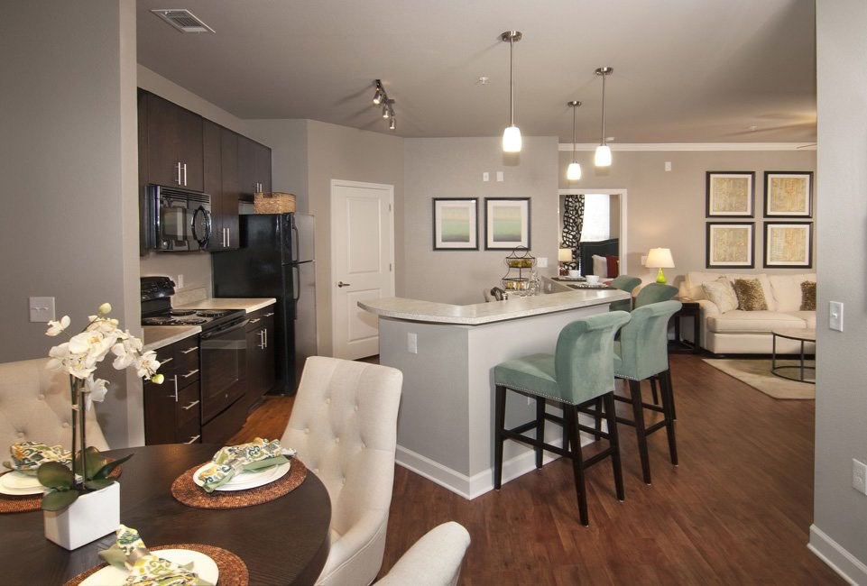 9 ft. ceilings with crown moulding