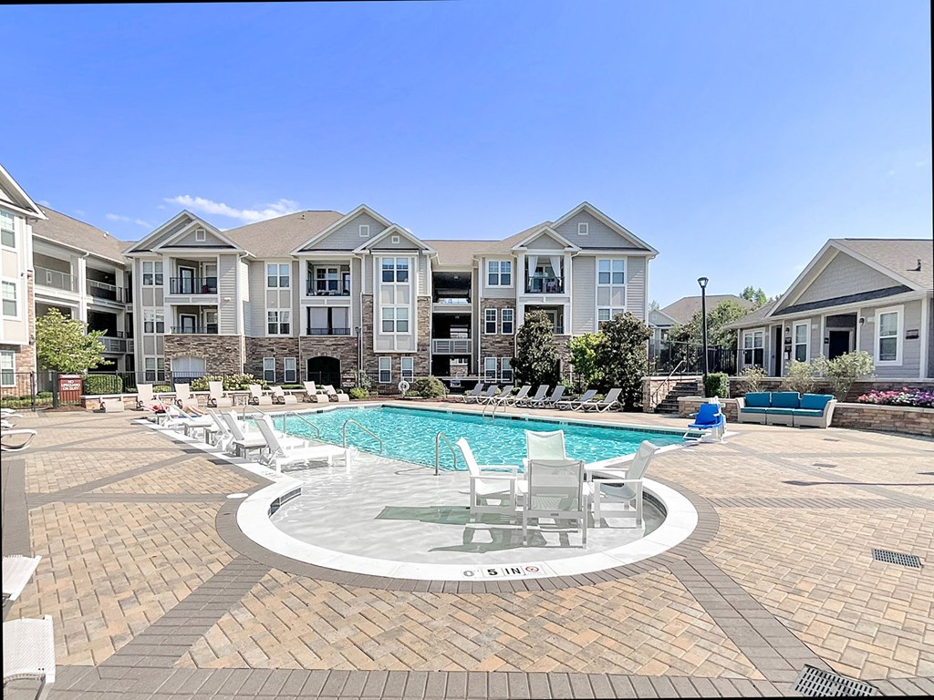 Pool with sun shelf and Wi-Fi