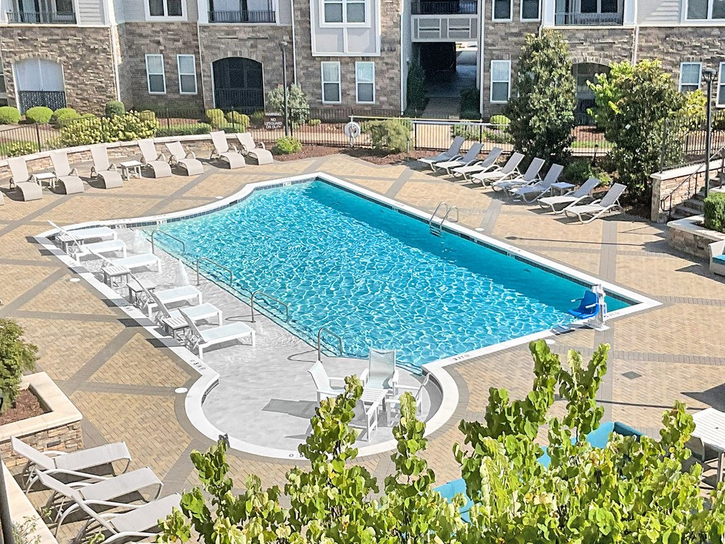 Pool with sun shelf and Wi-Fi