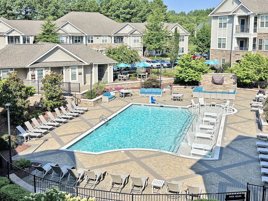 Pool with sun shelf, entertainment lounge and Wi-Fi