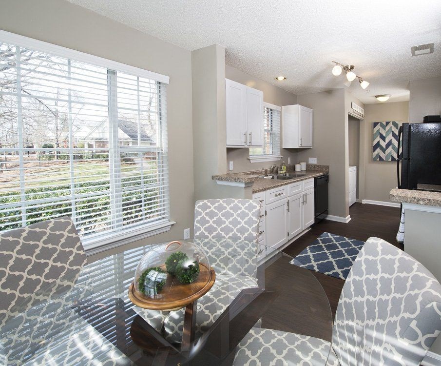 Natural light in kitchen and dining area (Classic)