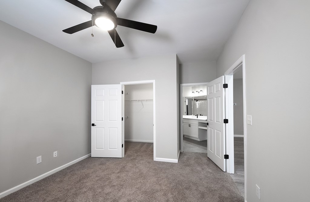 Bedrooms with ceiling fan (Legacy Series)