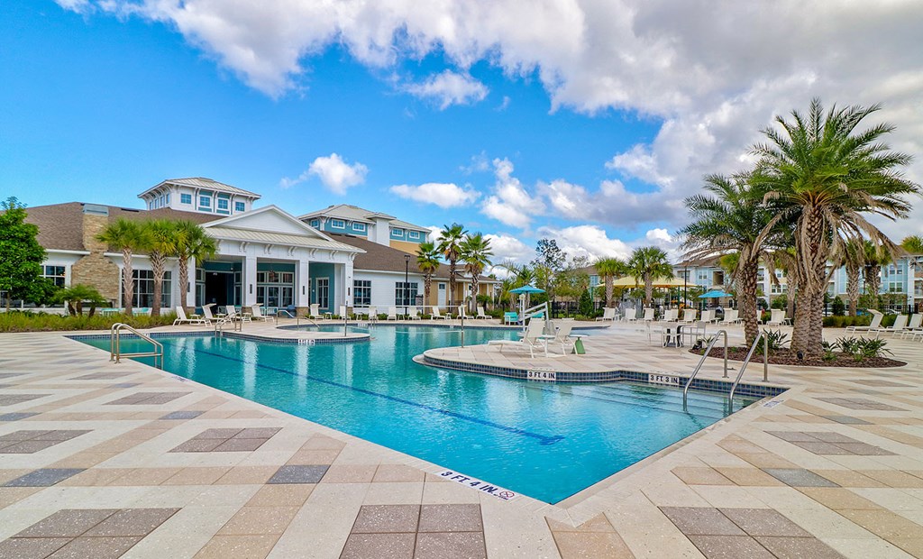 Saltwater pool with swim lane