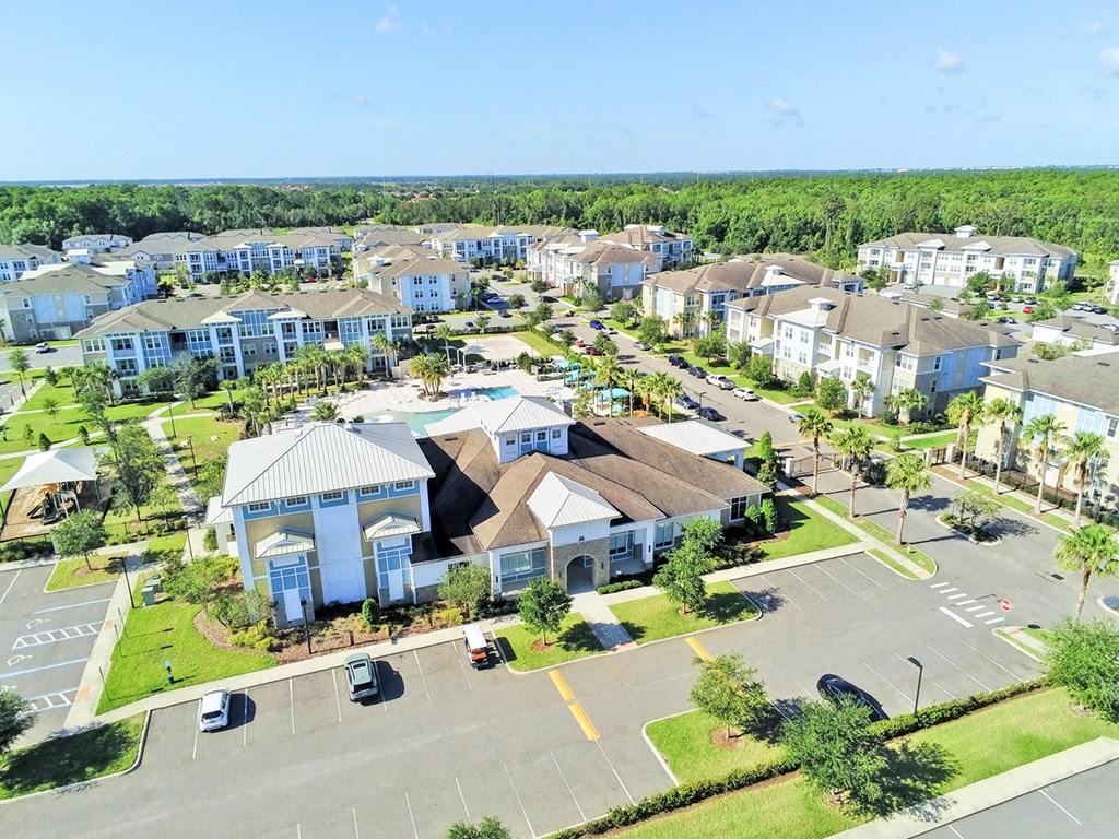 Located near major theme parks, fine dining, shopping, golfing and entertainment