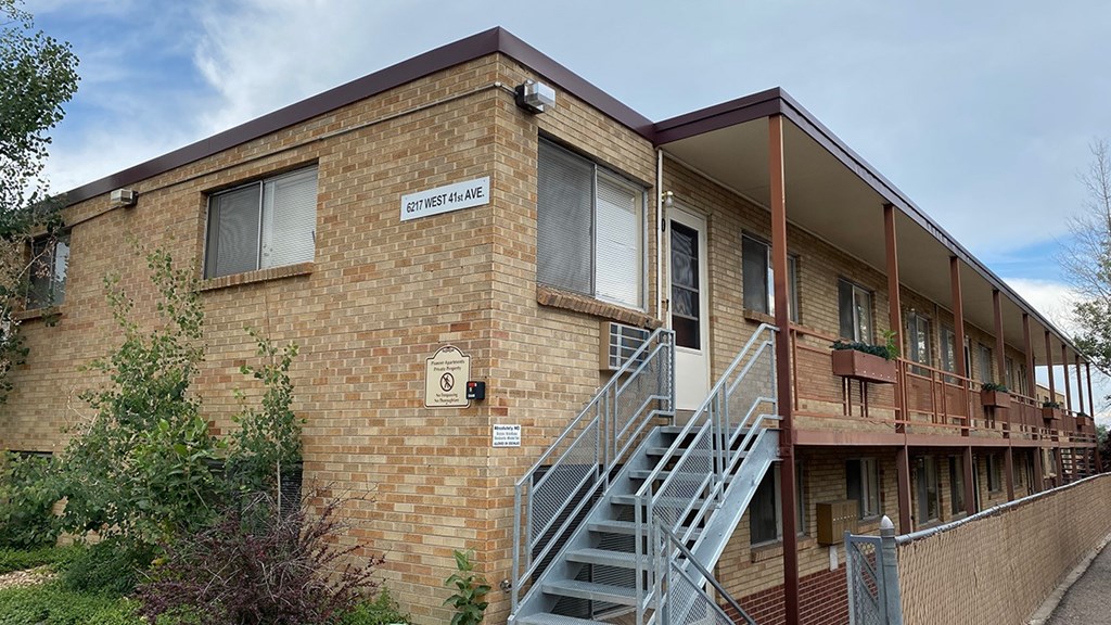 A brick building with a sign that says