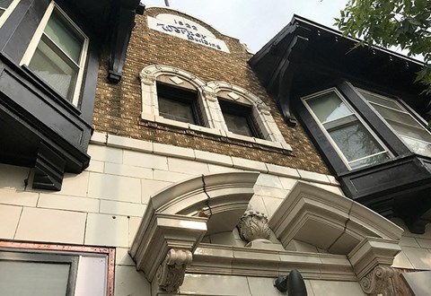 A building with a sign that says "1822" on it.