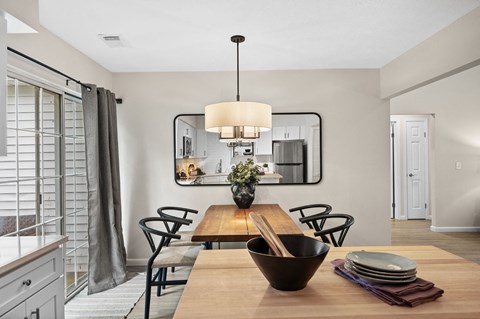 Modern dining room at Concord Place Apartments, Mentor, OH, 44060