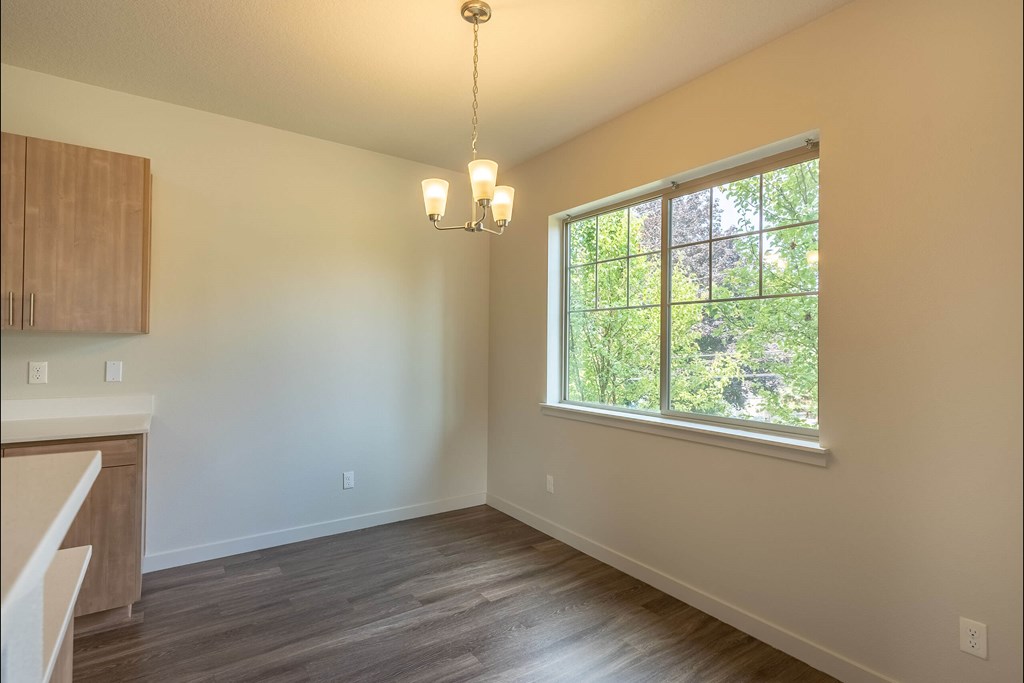 A room with a window and a chandelier at Sandyplace Apartment Homes, Sandy