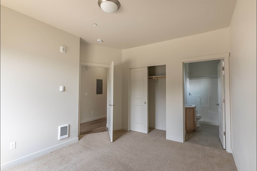 A spacious room with carpeted floor and white walls at Sandyplace Apartment Homes, Oregon