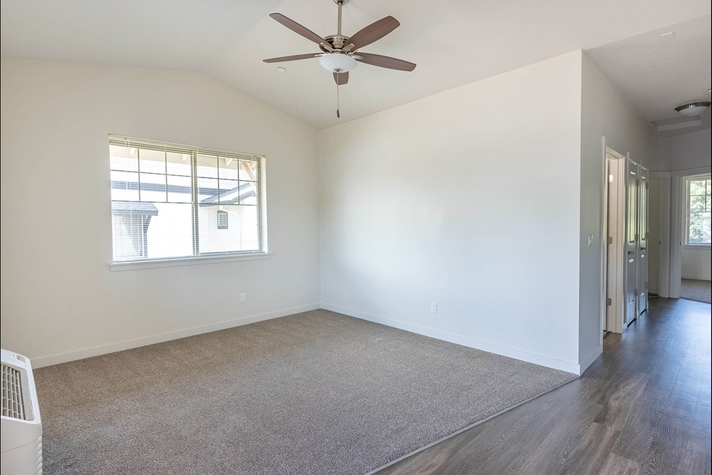 A room with a ceiling fan and a window at Silverplace Apartment Homes, Oregon