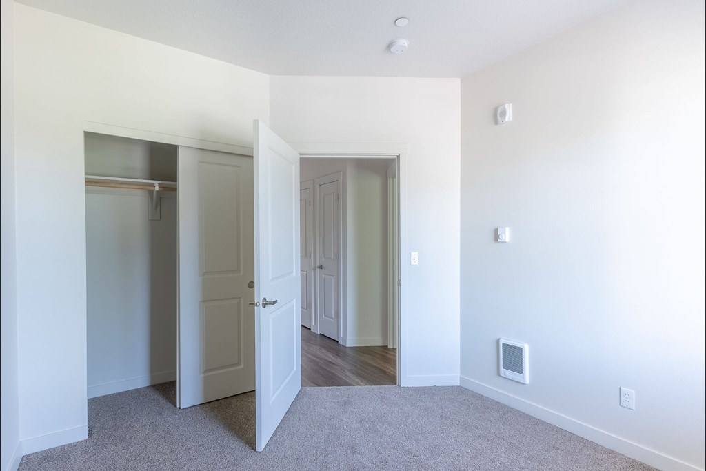 A room with a carpeted floor and white walls at Silverplace Apartment Homes, Oregon