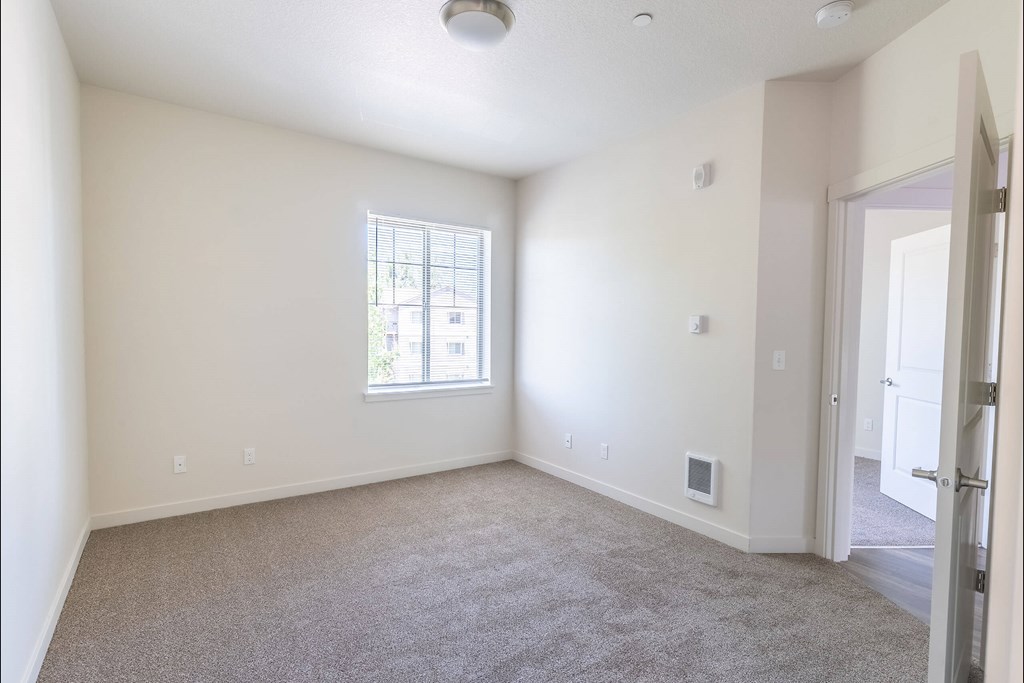 A room with a window and a door at Silverplace Apartment Homes, Silverton