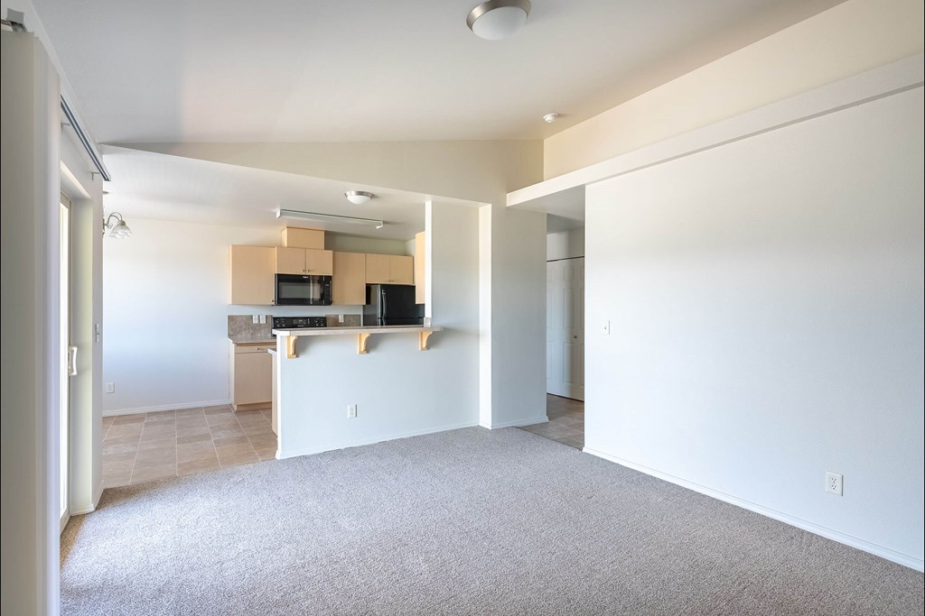 A room with a carpet floor and white walls at Stoneplace Apartment Homes, Oregon, 97038