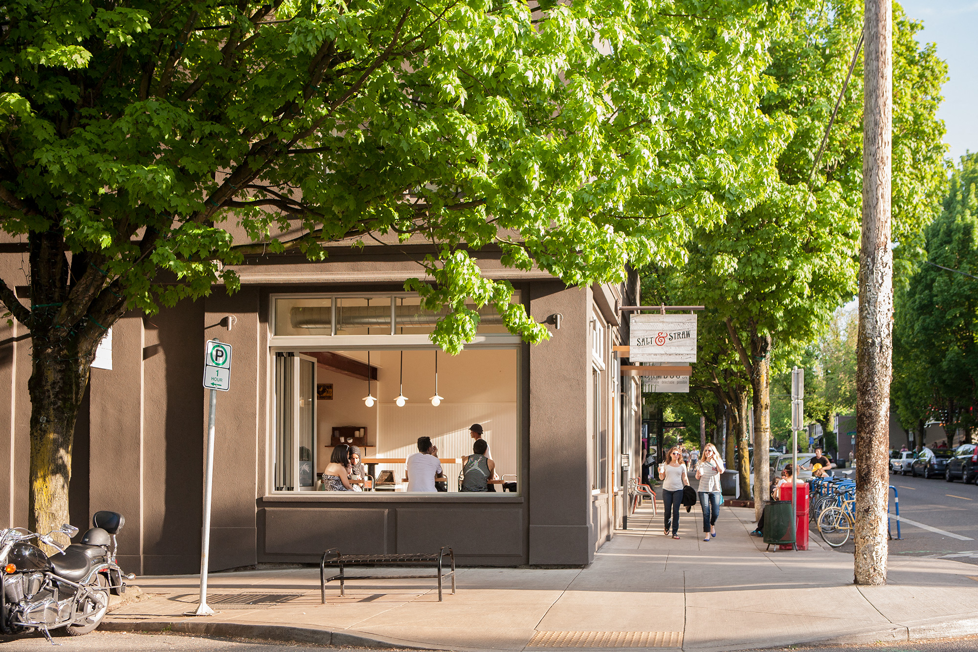 Popular restaurants are walking distance from Portland Towers