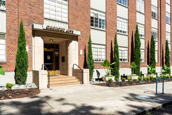 Ongford Apartments welcoming entry to the classic-style building - Photo Gallery 2
