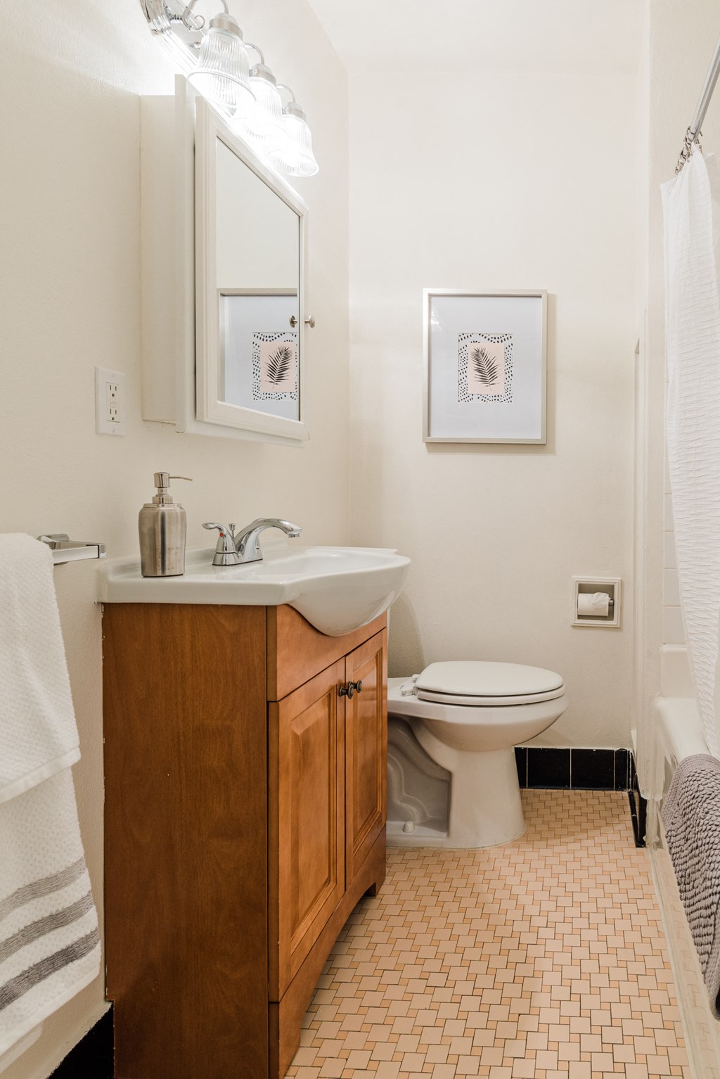 Full-size bathroom with cute vintage tile