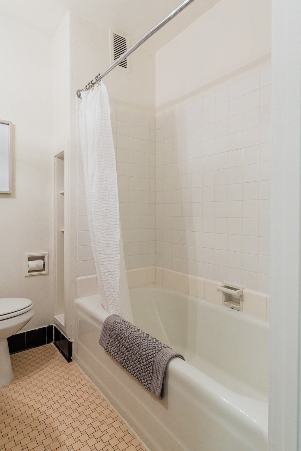 full-size tub/shower