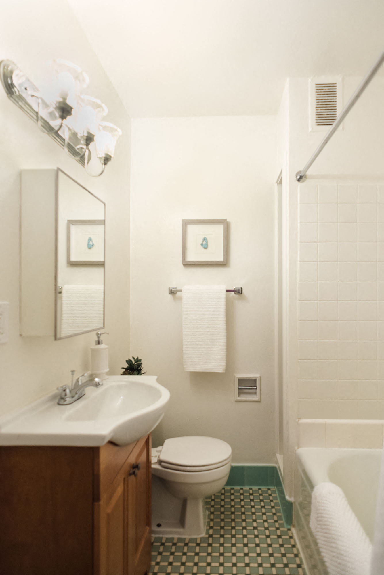Full-size bathroom with shower/bathtub combo