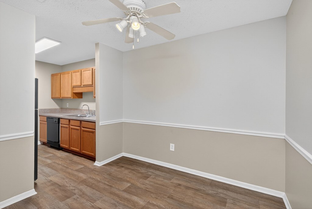 A room with a ceiling fan and wooden flooring at Brackenbrook Apartments, South Carolina