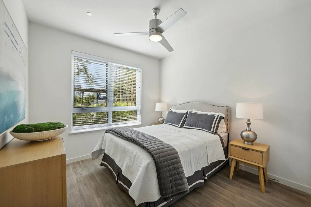 Bedroom with a bed at Bayview Apartments, Emeryville, California