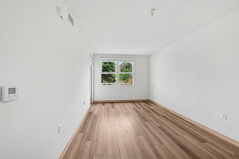 Spacious room with window at Parkview Living Apartments, Los Angeles, 90026