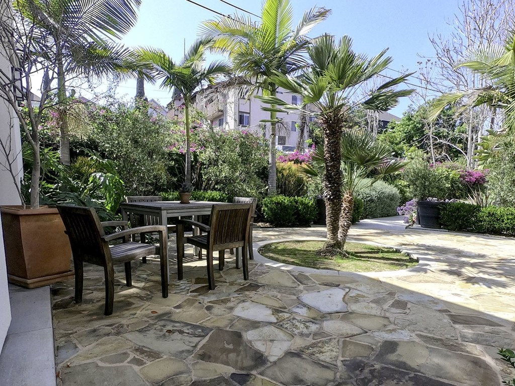 Outdoor seating with table and chairs at Parkview Living Apartments, Los Angeles, California