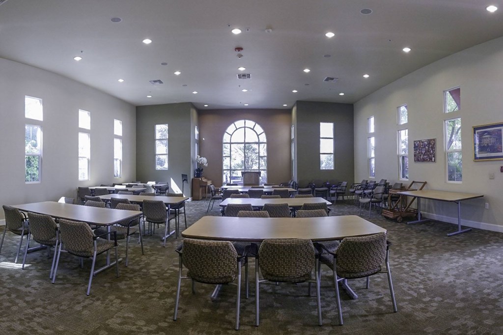 Common room with table and chairs at Parkview Living Apartments, Los Angeles