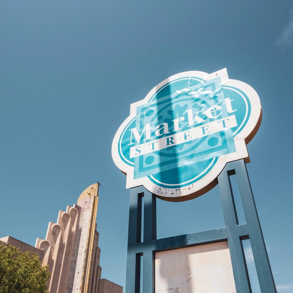 Market street sign board at Sora Apartments, California, 90302
