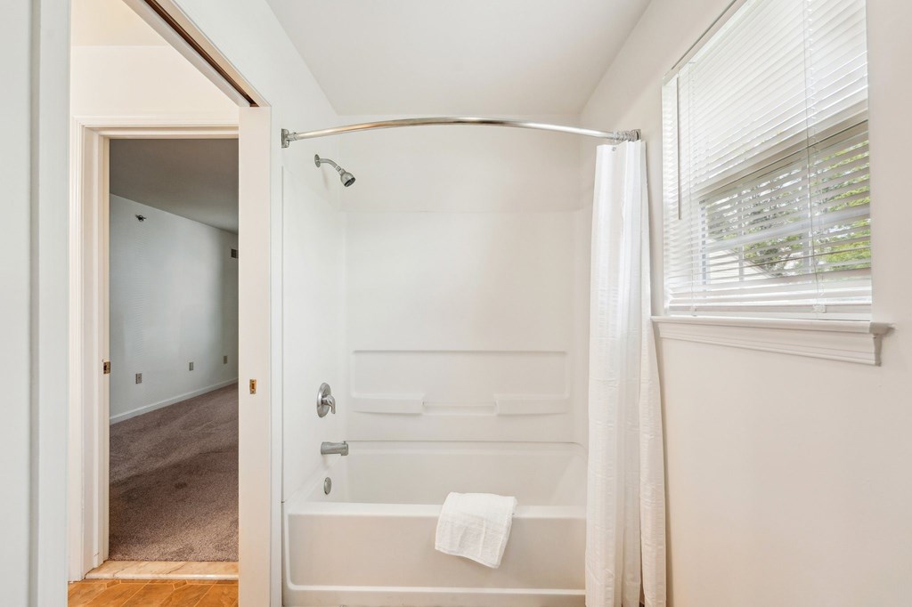 Tub/Shower at The Reserve at Reed Farm