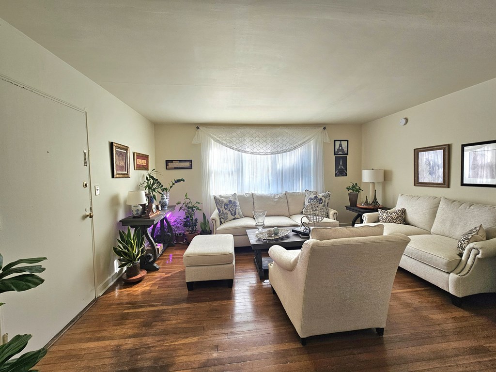 Light & Bright Living Space at Wyomissing Gardens