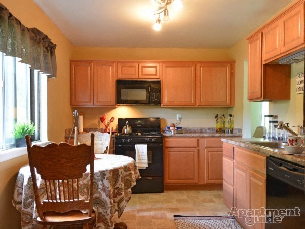Apartment kitchen in Cambridge Commons Apartments in Wyomissing PA