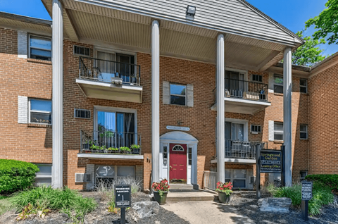 Springwood Gardens Building w/ Balcony