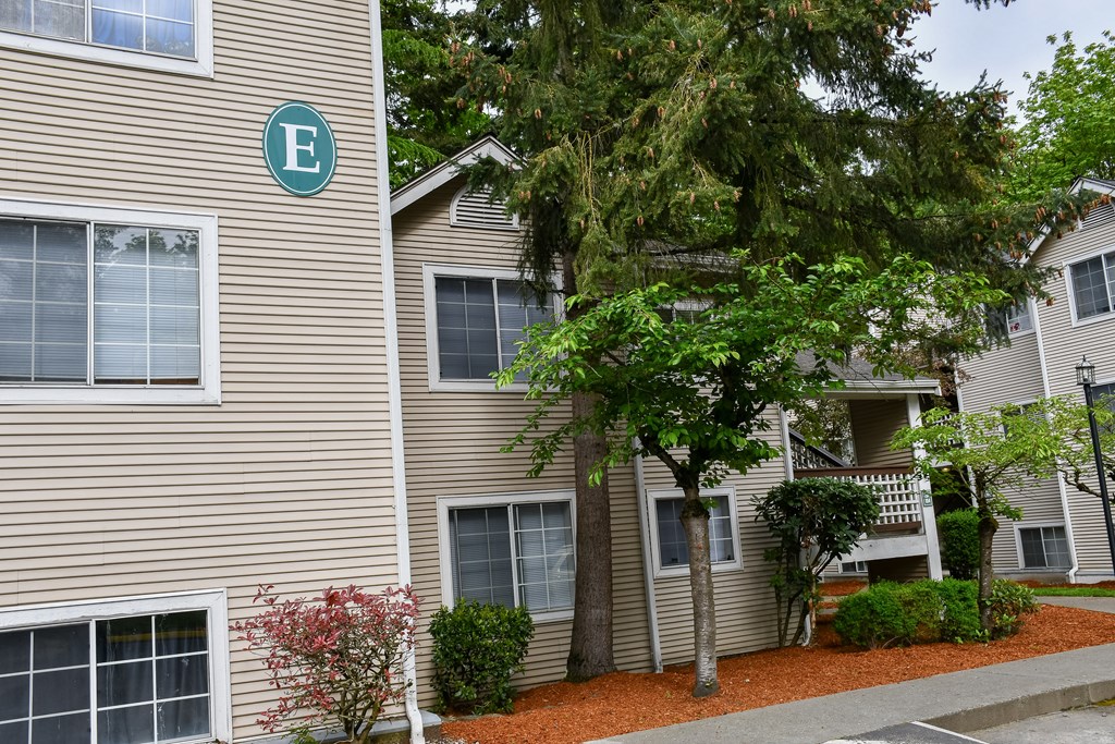 A building with a sign that has the letter E on it.