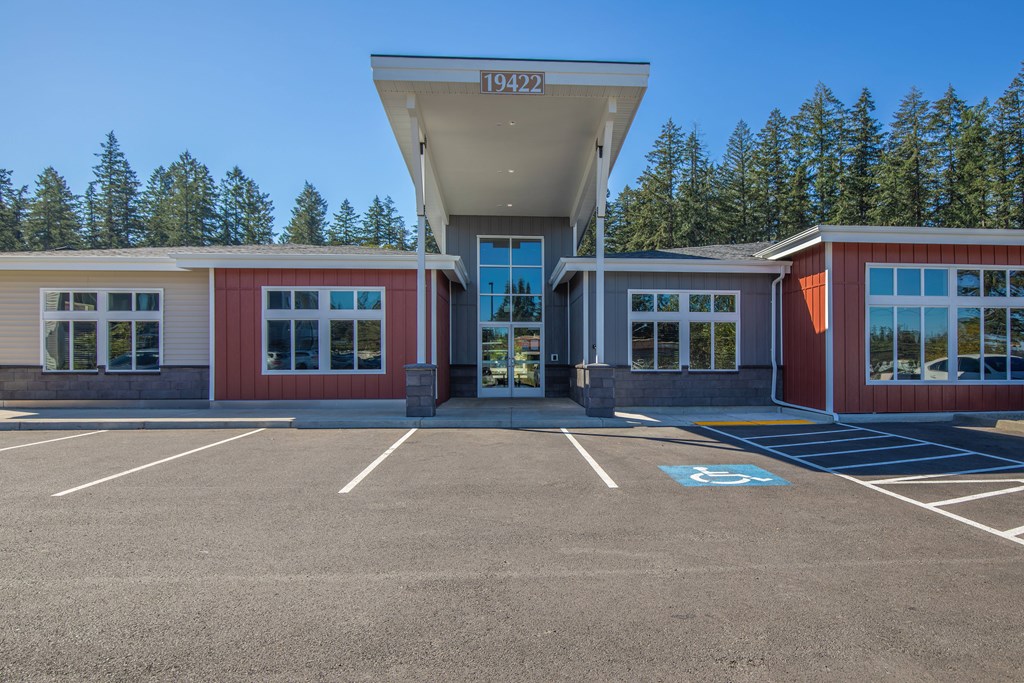 A parking lot with a building that has the number 19422 on it.